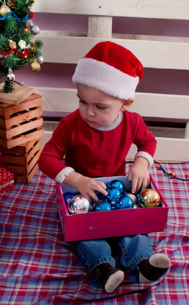 Çocuklar Noel giysileri ve santa şapka. — Stok fotoğraf