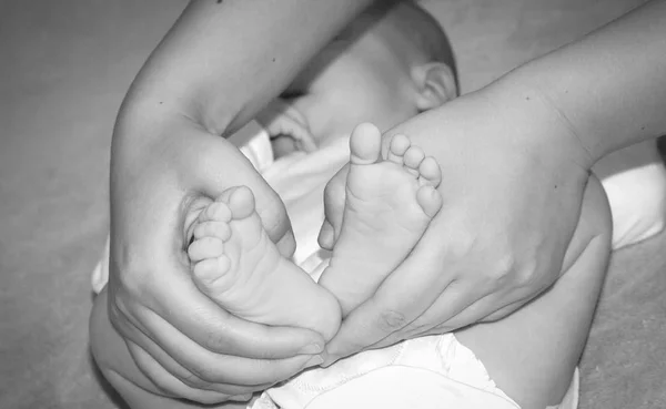 Baby benen en handen van de vrouw close-up — Stockfoto