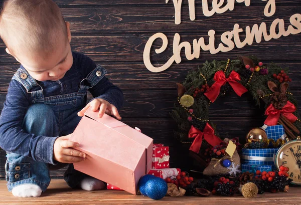 クリスマスの服とサンタの子供帽子. — ストック写真