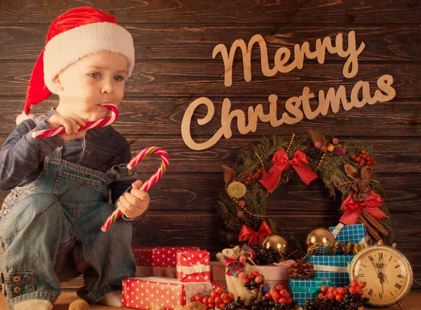クリスマスの服とサンタの子供帽子. — ストック写真