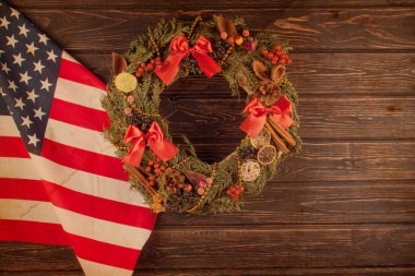 Amerikan bayrağı ve Noel ağacı.