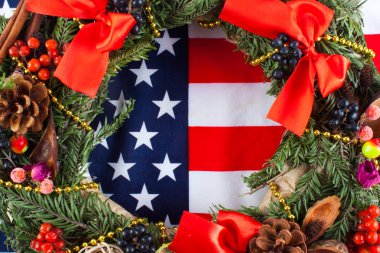 Amerikan bayrağı ve Noel ağacı. 
