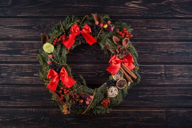 Ahşap tahta üzerinde Noel çelenk. 