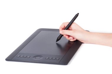 El üzerinde bir dijital grafik tablet çizim 
