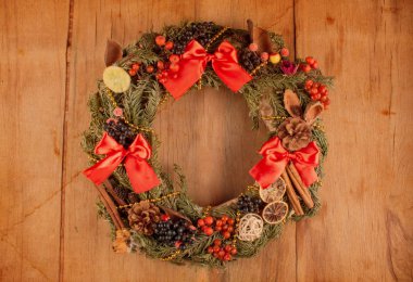 Ahşap tahta üzerinde Noel çelenk. 