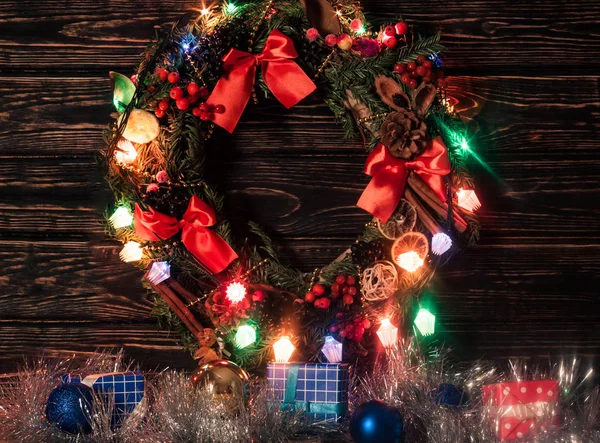 Χριστουγεννιάτικο στεφάνι στον πίνακα από ξύλο. — Φωτογραφία Αρχείου