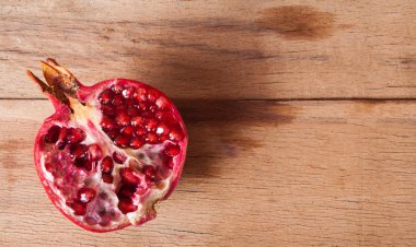 Ahşap tahta üzerinde fotoğraf olgun taze nar. 