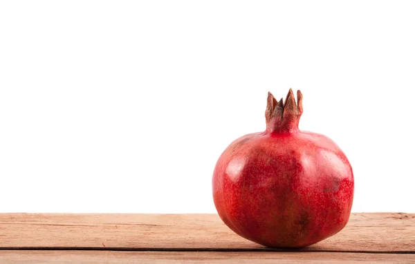 Foto reifer frischer Granatapfel auf weiß — Stockfoto