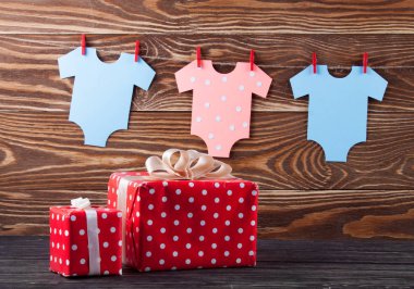 Ahşap masa üzerinde Baby shower dekorasyon. 