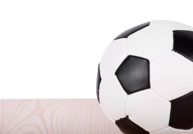  Ahşap masa üzerinde futbol topu