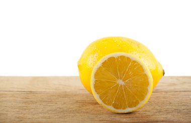 Beyaz arka plan üzerinde izole olgun taze limon