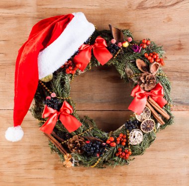 Ahşap masa üzerinde Noel çelenk