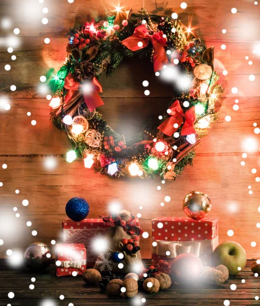 Decoração de Natal na placa de madeira . — Fotografia de Stock