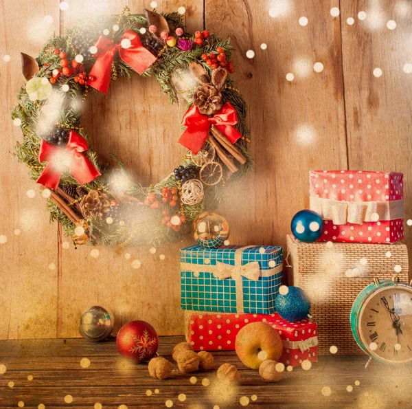 Kerstdecoratie op een houten bord. — Stockfoto