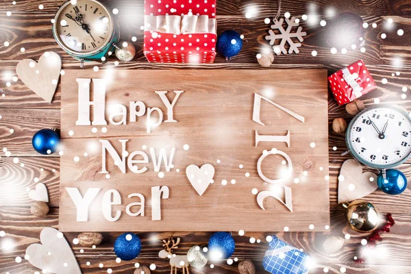 Ahşap ahşap tahta üzerinde yazıt mutlu yeni yıl. — Stok fotoğraf