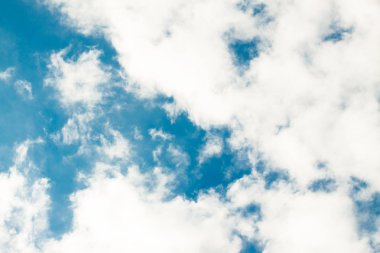 Bulutlu mavi gökyüzü. 