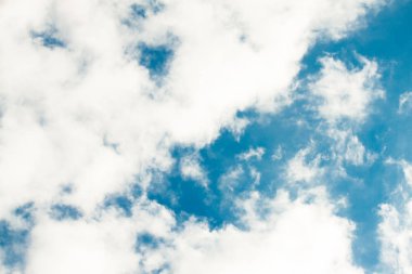 Bulutlu mavi gökyüzü. 