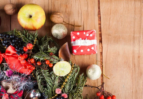 Weihnachtsdekoration auf Holzplatte. — Stockfoto