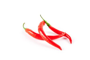 Beyaz arka plan üzerinde izole kırmızı taze biber