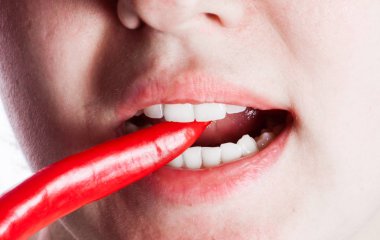 Ağız biber tutan kadın