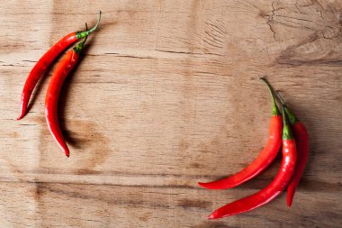 Ahşap masa üzerinde kırmızı taze biber