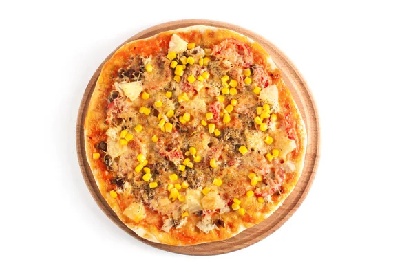 Свіжа піца ізольована на білому тлі — стокове фото