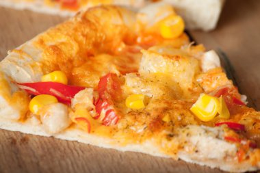 Ahşap masa üzerine peynirli taze pizza. 