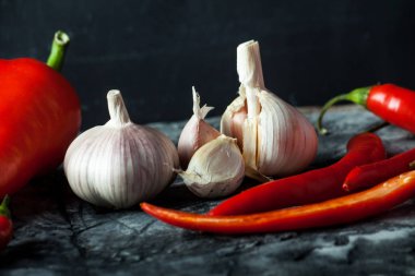 Sarımsak, biber ve kırmızı biber