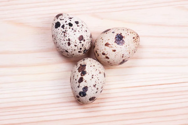 Ovos de codorna no tabuleiro . — Fotografia de Stock