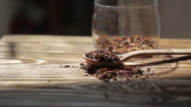 Siyah çay ve tahta kaşık 