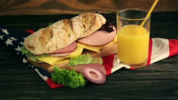 Grand sandwich à la saucisse — Video