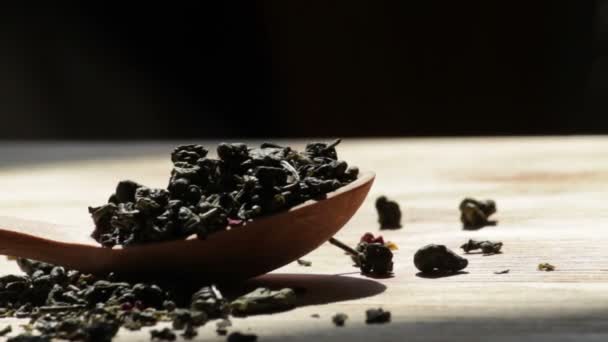 Черный чай и деревянная ложка — стоковое видео