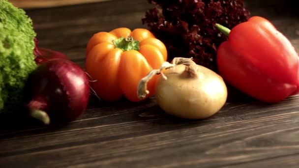 Φρέσκα λαχανικά σε ξύλινη επιφάνεια — Αρχείο Βίντεο