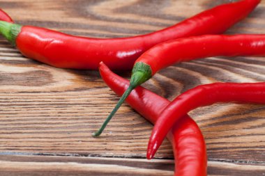 Ahşap masa üzerinde kırmızı taze biber. 