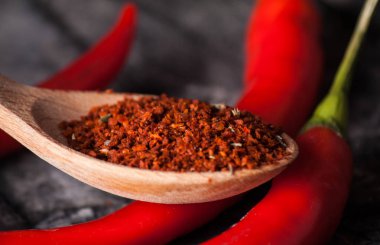 Ahşap masa üzerinde kırmızı taze biber. 