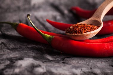 Ahşap masa üzerinde kırmızı taze biber. 