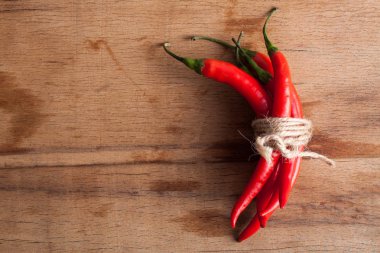 Ahşap masa üzerinde kırmızı taze biber. 