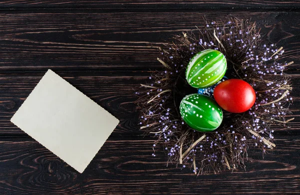 Paskalya yumurtaları ahşap masa. — Stok fotoğraf