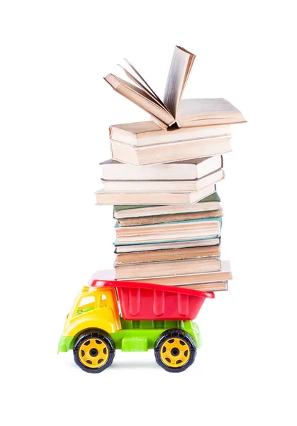 Caminhão de brinquedo com uma pilha de livros — Fotografia de Stock