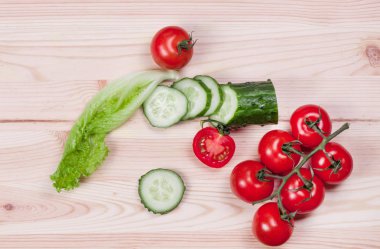 Ahşap masa üzerinde taze sebze