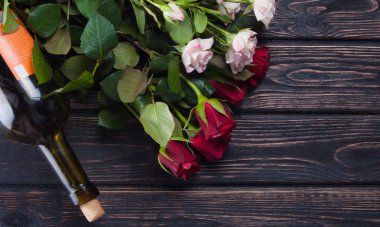 Ahşap masa üzerinde taze gül