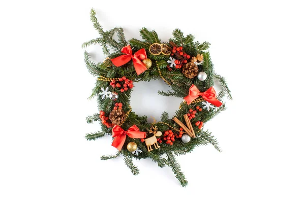 Beyaz arka planda izole edilmiş Noel çelengi.