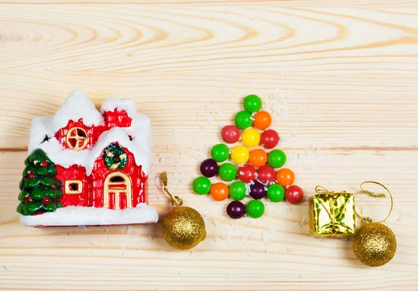 Casa de Navidad y dulces de color — Foto de Stock
