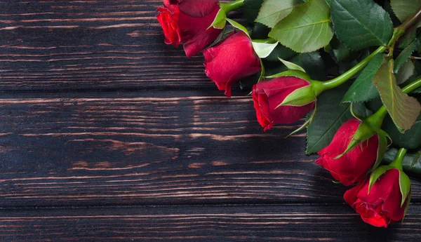 Свіжа троянда на дерев'яному столі — стокове фото