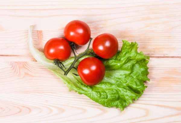 Verduras frescas en escritorio de madera — Foto de Stock