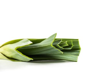 Ahşap masa üzerinde olgunlaşmış taze pırasa.