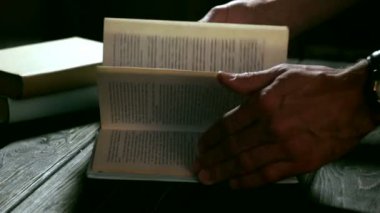 Adam bir sayfa döndürülür 