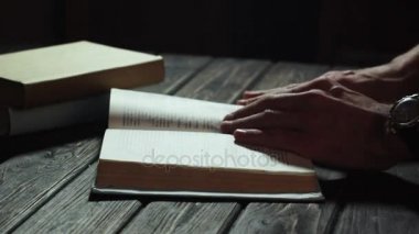 Adam bir sayfa döndürülür 