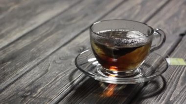 Çay dökülür varlık