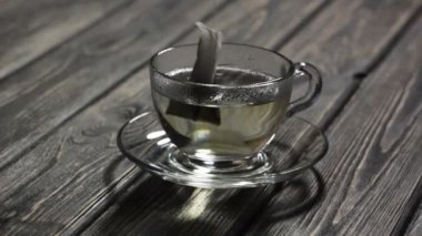 Çay dökülür varlık